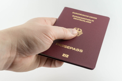 Reisepass in einer Hand