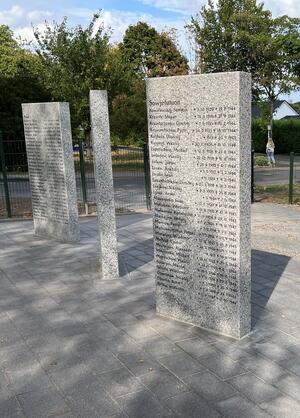 Bild vergrößern: Stelen jdischer Friedhof
