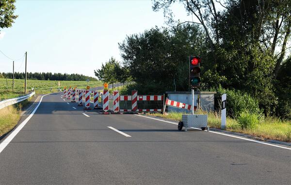 Symbolfoto Straensperrung mit Ampel