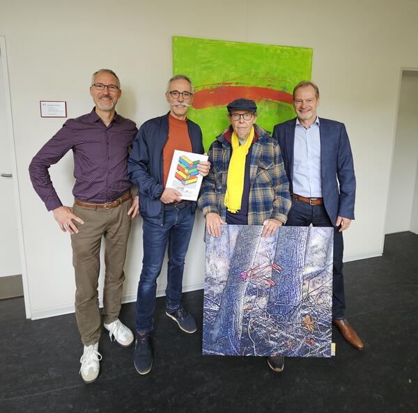 v.l.n.r Christian Dhler von der Stabstelle Stadtmarketing, Knstler Axel Badstbner, Knstler Jochen Kubos und Brgermeister Dirk Breves