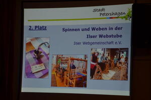 Bild vergrößern: Ilser Webgemeinschaft e.V. mit dem Projekt Spinnen und Weben in der Ilser Webstube
