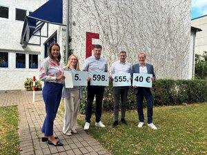 Bild vergr&ouml;&szlig;ern: Bild1_�bergabe F�rderbescheid Gymnasium Petershagen