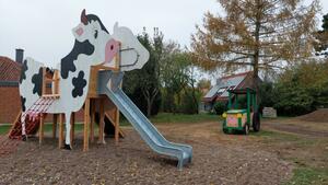 Bild vergrößern: Bauernhofspielplatz